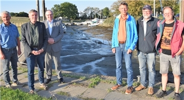 Schauten sich gemeinsam das Verschlickungsproblem im Absersieler Hafen an (von links): der Stadlander WPS-Ratsherr Hans Schwedt, Grünen-Landtagskandidat Hanso Janßen, Stadlands Bürgermeister Harald Stindt, Klaus Mahnken (Abser Wassersportverein), Klaus Damm vom Segelclub Weserstrand aus Elsfleth und Hans-Joachim Feldbusch vom Wassersportverein Stedingen aus Lemwerder.