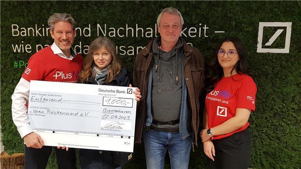 Scheckübergabe an Rückenwind e. V. (von links): Lars Müller (Filialdirektor Deutsche Bank Bremerhaven), Sandra Kleen (Projektleiterin „Rückenwind“), Sven Becker (Vorstand „Rückenwind“) und Meryem Kizil (Privatkundenberaterin Deutsche Bank Bremerhaven).