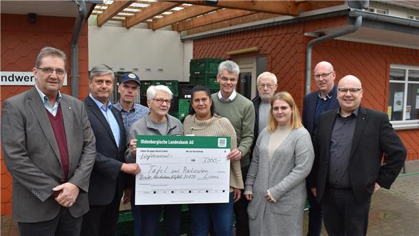 Scheckübergabe mit Vertretern der beiden Lions-Clubs bei der Nordenhamer Tafel (von links): Rainer Penning, Peter Jelkmann, Georg Dürr, Ria Liedtke (Helferin bei „Radiesschen“), Denise Smith (Koordinatorin der Tafel Nordenham), Gerd Munderloh, Diether Liedtke (Ortsbeauftragter Johanniter Stedingen), Michelle Börjes (Helferin der Tafel Nordenham), Eike Bohlmann und Claus Plachetka.