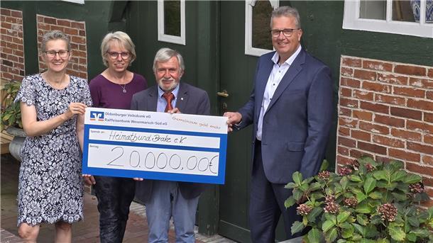 Geldspritze für das sanierungsbedürftige Fischerhaus Scheckübergabe vor dem Fischerhaus Brake