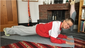 Schenk mir ein Lächeln, fordern die Fitness-Gurus. Das fällt NORD|ERLESEN-Reporterin Inga Hansen in dieser Situation nicht leicht.