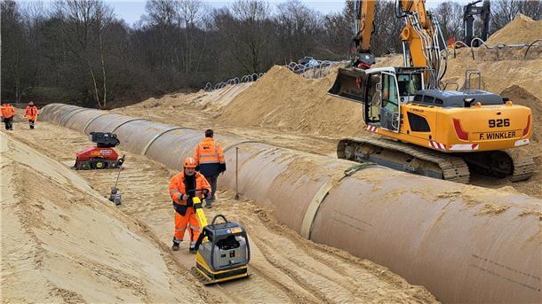 Bilderstrecke von der A27: Das sind die heimlichen Helden der Baustelle Schicht für Schicht verdichten die Bauarbeiter den Sand mit Rüttelplatten, damit das neue Rohr fest sitzt.