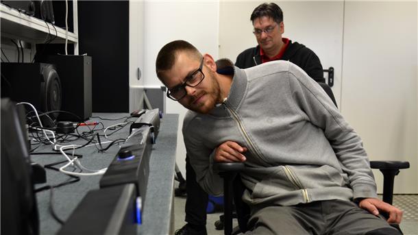 „Schichtwechsel“ besteht den Test: Maurice Frank (vorne), Werkstatt-Beschäftigter der Lebenshilfe Bremervörde/Zeven, verstärkte einen Tag lang das Team der Produktentwicklung von Speedlink in Heeslingen. Gemeinsam mit Mitarbeiter Sven Dummann erlebte er eine abwechslungsreiche Zeit.