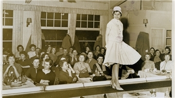 Schick in den Sommer, natürlich mit Hut und Pumps: Bei der Modenschau in der Nordenhamer Strandhalle erntete das Kostüm des jungen Mannequins anerkennende Blicke.
