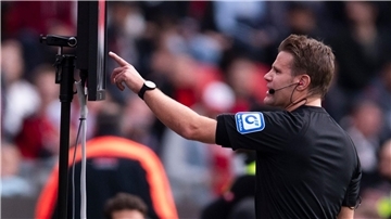 Schiedsrichter Felix Brych bei einem VAR-Eingriff.