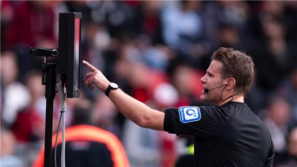 Neuer Service im Stadion: Schiedsrichter erklärt Videobeweis Schiedsrichter Felix Brych bei einem VAR-Eingriff.