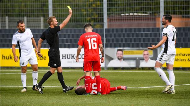 Schiedsrichter Pascal Bär zeigte OSC-Kapitän Deniz Siga nach einem Foul an Tim Klowat (am Boden) die Gelbe Karte.