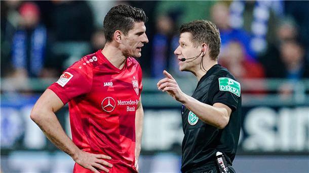 Schiedsrichter Patrick Ittrich muss als Schiedsrichter viel kommunizieren. Hier mit Stuttgarts Mario Gomez.