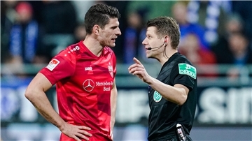 Schiedsrichter Patrick Ittrich muss als Schiedsrichter viel kommunizieren. Hier mit Stuttgarts Mario Gomez.