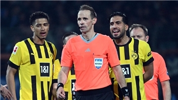 Schiedsrichter Sascha Stegemann (m.) unterlief 2023 beim Spiel Bochum-BVB ein schwerwiegender Fehler.