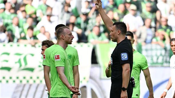 1:0 in Wolfsburg: SC Freiburg auf Europacup-Kurs Schiedsrichter Sven Jablonski zeigt Wolfsburgs Maximilian Arnold die Rote Karte.