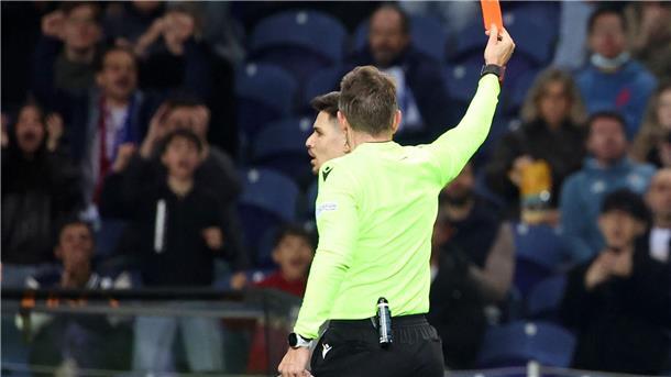 Acht Gelbe, ein Platzverweis: Ranieri schimpft auf Stieler Schiedsrichter Tobias Stieler zeigt Romas Bryan Cristante die Gelb-Rote Karte.