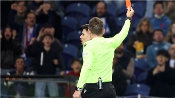 Schiedsrichter Tobias Stieler zeigt Romas Bryan Cristante die Gelb-Rote Karte.