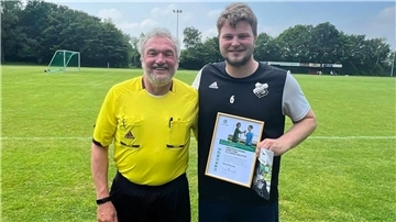Schiedsrichter Werner Brickwedel (links) mit Eilert Knoop und der Fairplay-Auszeichnung.