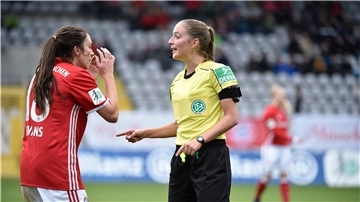 Eine Schiedsrichterin mit einer Spielerin vom FC Bayern München