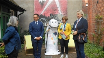 Schiffahrtsmuseumsleiterin Dr. Christine Keitsch (links)und die Leiterin der Kunstschule Barbara Müller (zweite von rechts)  führten Kultusminister Falko Mohrs und die Landtagsabgeordnete Karin Logemann durch ihre Einrichtungen.