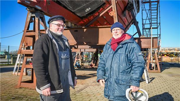 Schiffbau-Experte Gerhard Nusser (links) und Vereinsvertreter Jürgen Meyer möchten die Reparatur gemeinsam angehen.