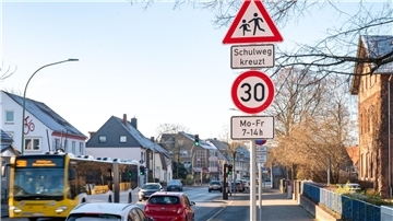 Stationäre Geschwindigkeitsüberwachung vor der Veernschule in der Schiffdorfer Chaussee.