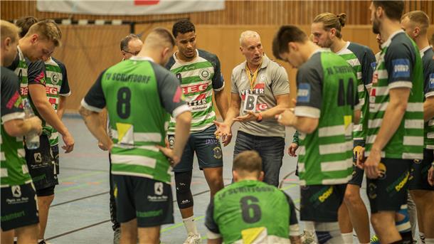 Schiffdorfs Handballer um Trainer Michael Bollhöfer bleiben auch nach dem Abstieg in der kommenden Saison zusammen.