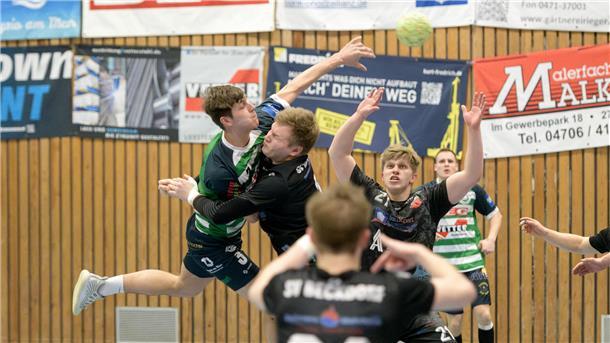 Schiffdorfs Jannik Göbel (links) ließ sich gegen Oyten nicht aufhalten und steuerte 11 Tore zum 30:28-Sieg bei.