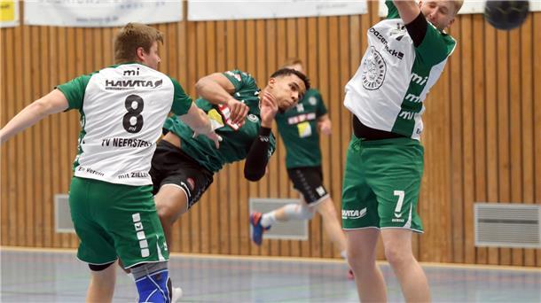 Handballer beim Wurf