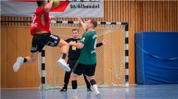  Schiffdorfs Torwart Lukas Ketteler (Mitte)