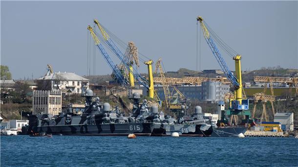 Kiew: Russisches Kriegsschiff bei Drohnenattacke versenkt Schiffe der russischen Schwarzmeerflotte in einer der Buchten von Sewastopol (Archivbild von 2014).