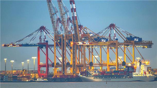Schiffe liegen am Container-Terminal Bremerhaven.