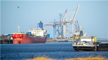 Schiffe liegen im Hafen von Brake - und das soll auch so bleiben, äußert sich der Wirtschaftsverband Weser.