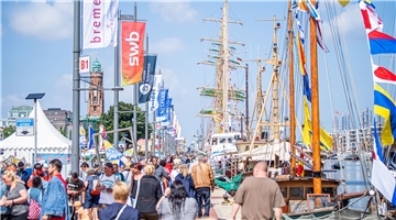 Schiffe, Masten, viele Menschen: Am Neuen Hafen ist zum Auftakt der Maritimen Tage gut was los.