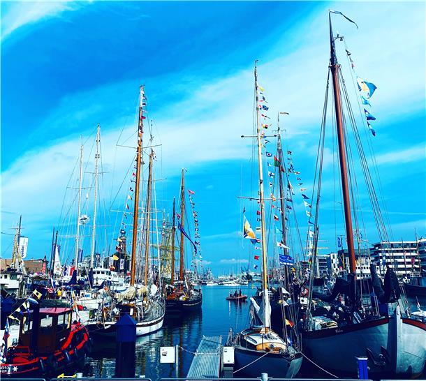 Schiffsgewusel im Neuen Hafen. Fotografiert von Alexandra Oertel, in Instagram @nordicbyzuzug.