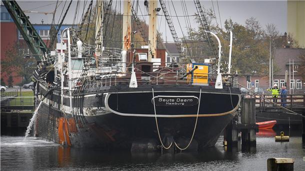 Schiffswrack der Seute Deern im Neuen Hafen.