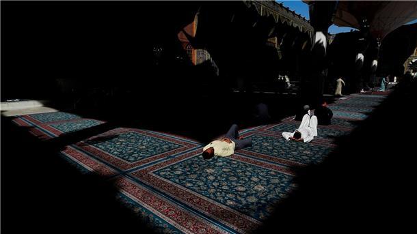 Schiiten ruhen während des heiligen Monats Ramadan im Schrein von Imam Ali.