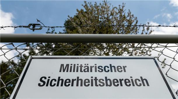 Drohne bei Erding abgestürzt Schild mit der Aufschrift „Militärischer Sicherheitsbereich“.