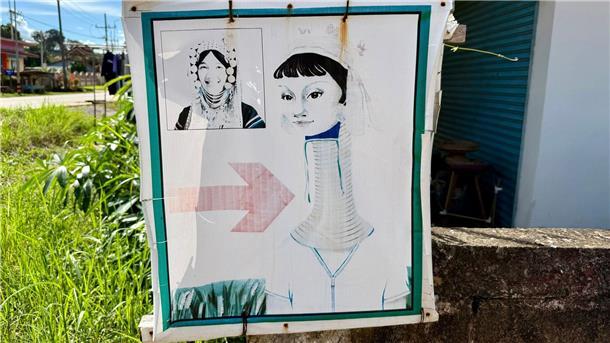 Bei den Langhalsfrauen von Chiang Rai: Kultur oder Kommerz? Schilder an der Straße weisen Touristen den Weg zu den Dörfern.