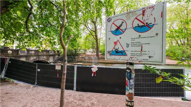 Nach Tod einer Surferin: Wasser am Eisbach wird abgesenkt Schilder warnen vor der Gefahr an der Welle.