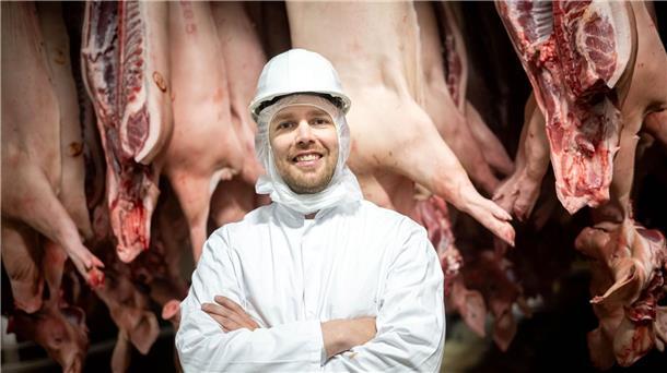 Urteil nach Schlachthof-Einbruch: Aktivisten sollen zahlen Schlachthofbetreiber Niko Brand verweist auf EU-Recht, wonach die Betäubung der Tiere mit CO2 bis heute erlaubt ist.