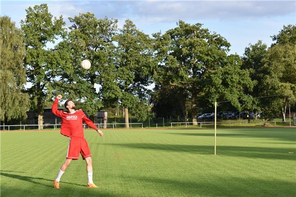 Beim TSV Bederkesa fliegen auch nach über 50 Jahren noch die Fäuste Faustballer Kevin von den Driesch