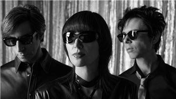 Schlagzeuger Brian Chase (l-r), Sängerin Karen Orzolek und Gitarrist Nicholas Zinner vom Art-Punk-Trio Yeah Yeah Yeahs.