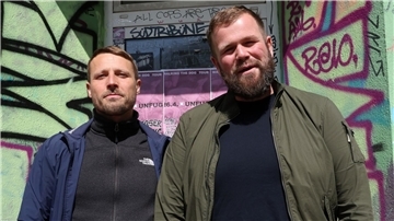 Schlagzeuger Olaf Ney (l) und Sänger   Jan „Monchi“ Gorkow in Rostock.