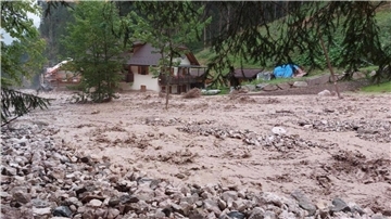 Schlamm und Wasser im oberen Pustertal in Sütdirol. Lokal heftige Gewitter mit Starkregen haben zu größeren Schäden geführt.