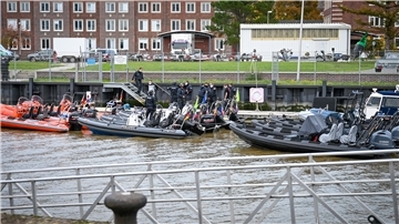 Schlauchboote der Polizei auf der Geeste bei der Marineortungsschule.
