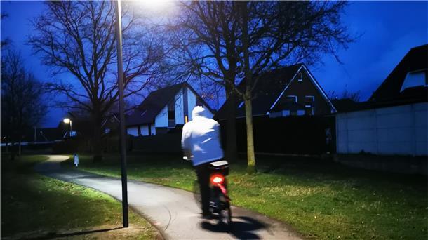 Schlaue neue LED-Leuchten reagieren auf Fußgänger oder Rdfahrer. Das soll nun in Bremerhaven häufiger eingesetzt werden.