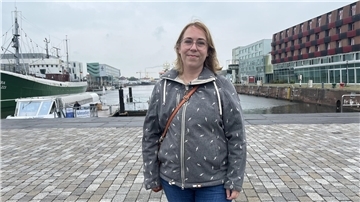 Literaturagentin Kathrin Nehm aus Bremerhaven betreut Autorin Ayla Dade.