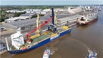Schwergutfrachter an der Pier des Seehafens Brake