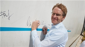Schleswig-Holsteins Ministerpräsident Daniel Günther (CDU) sang auf der Bühne im vollen Bayernzelt auf der Kieler Woche den sexistischen Partyhit „Layla“ mit.
