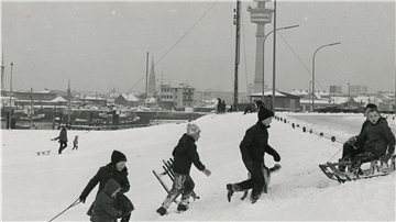 Schlittenpartie in den 60er Jahren: Viele ältere Mitmenschen erinnern sich daran, dass die Winter früher mehr Schnee brachten.