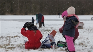 Schlittschuhläufer sind am 9. Februar 2021 auf dem Friedheimer See in der Gemeinde Schiffdorf unterwegs.