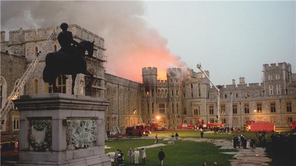 Schloss Windsor steht in Flammen - bei dem Brand 1992 wurden große Teile des Gebäudes zerstört.