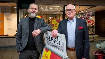 „Schlüsselübergabe“: Claus von der Heide (rechts) übergibt sein Traditionsgeschäft an Marcel Paesch.
